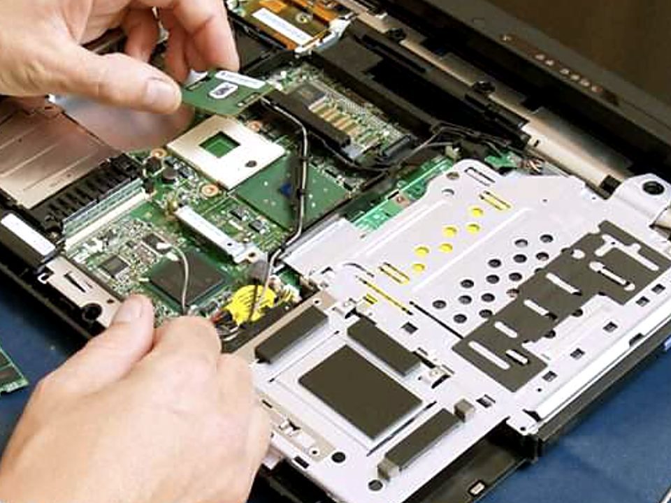 Substituição de componente na placa de um notebook