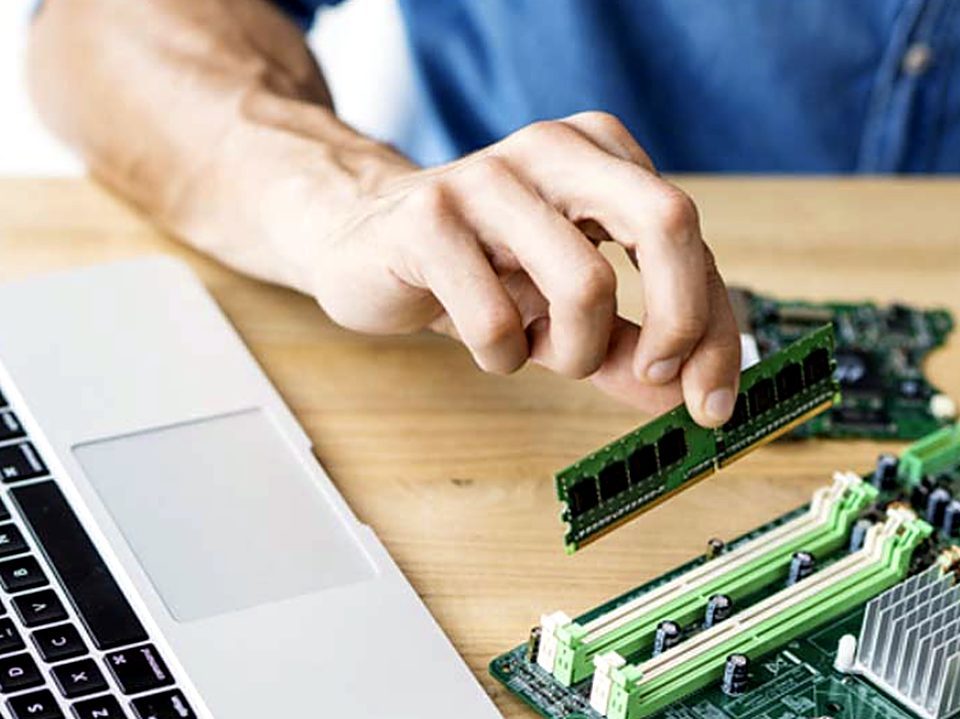 Instalação de memória RAM em upgrade de computador